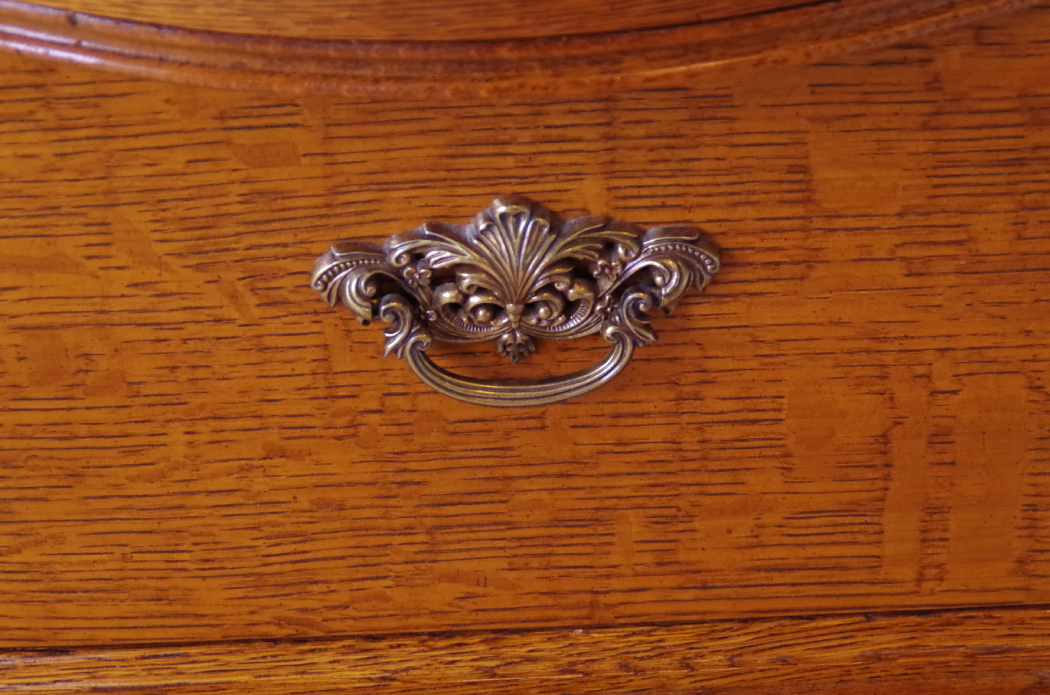 Lexington "Victorian Sampler" Red Oak Nightstand EBTH