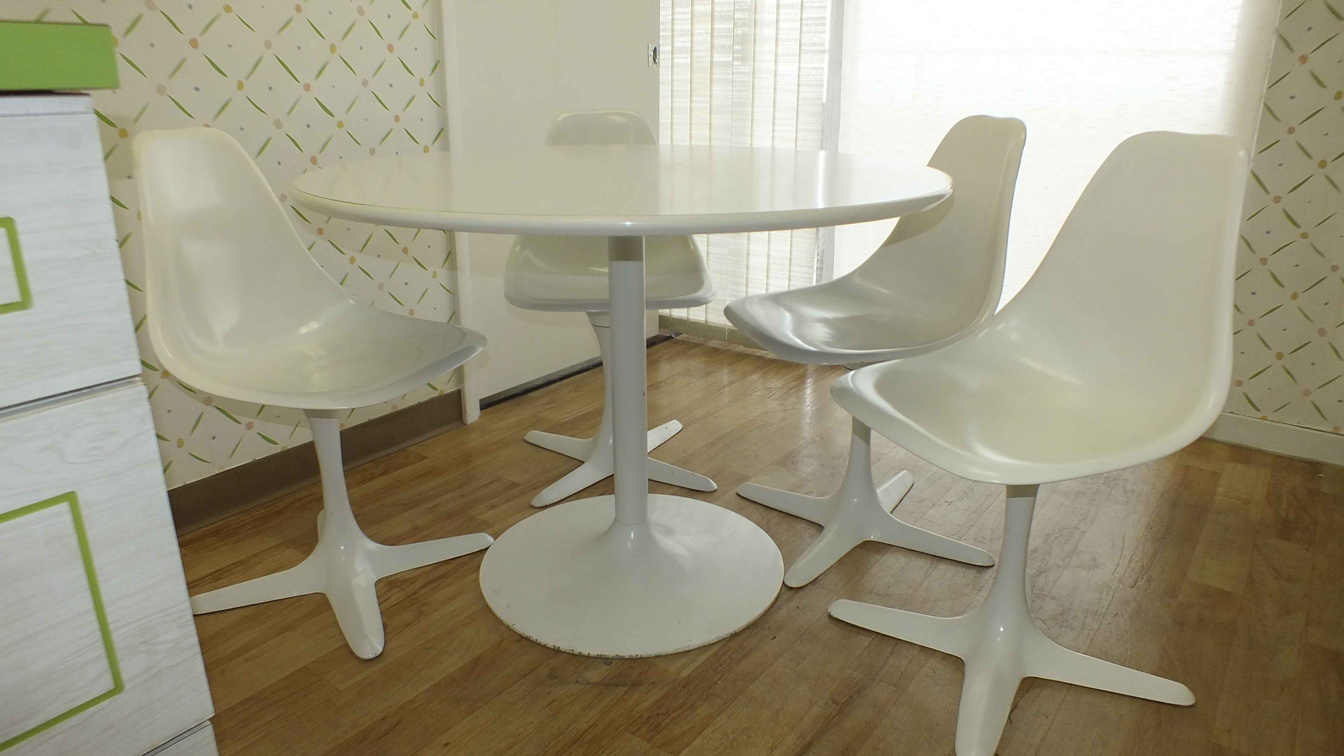 Burke Inc Mid Century Modern Table and Chairs | EBTH