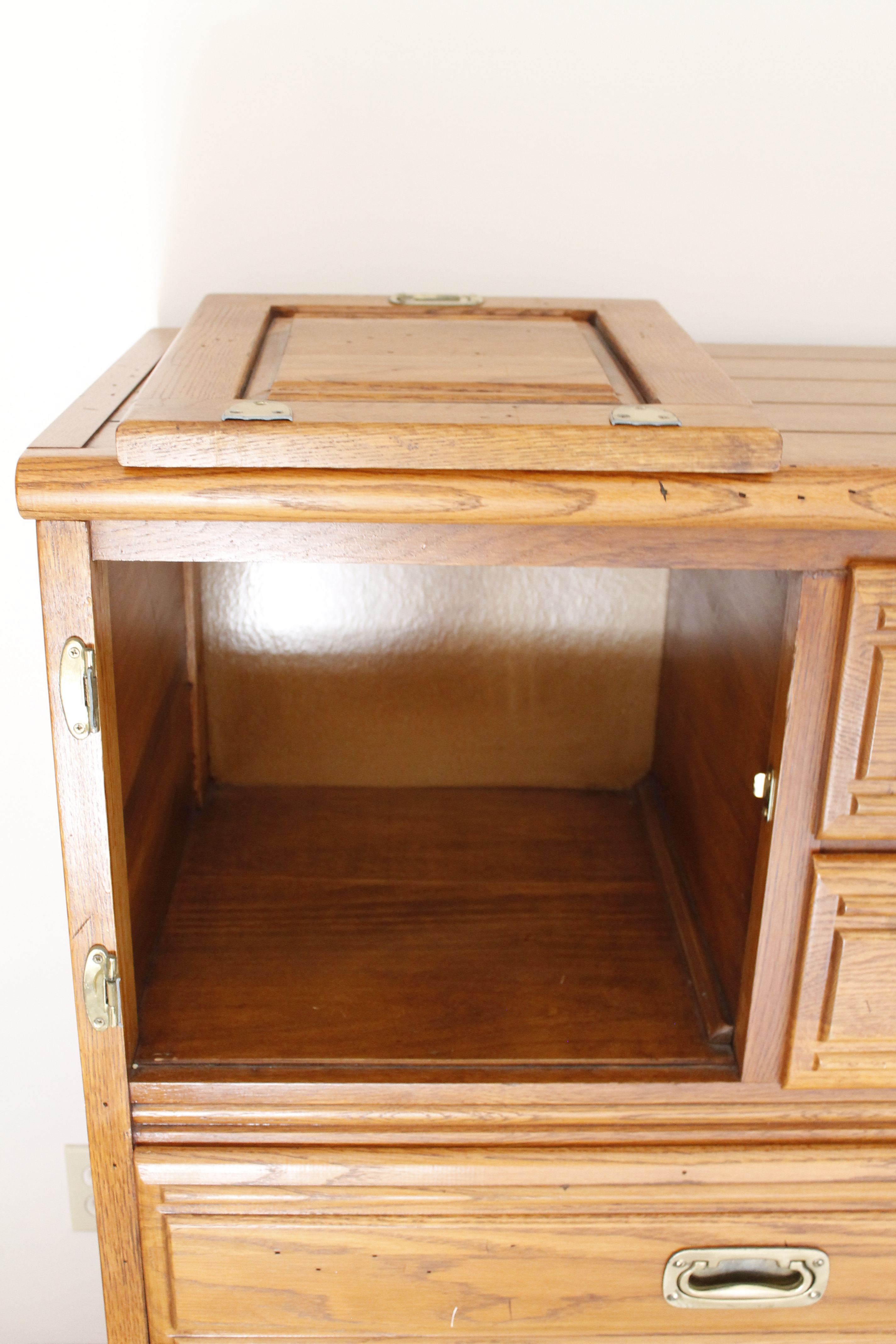 YoungHinkle Oak Dresser EBTH