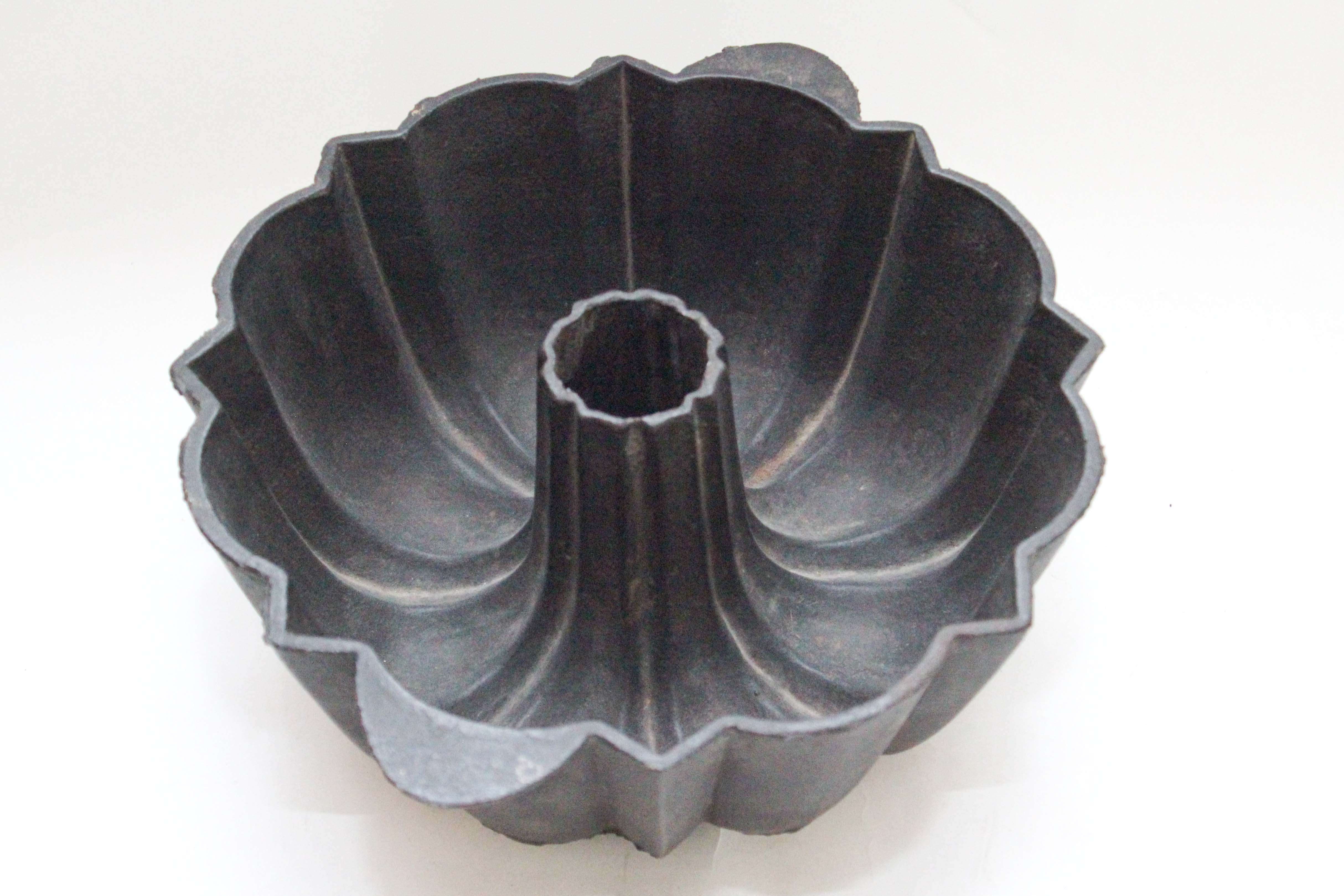 1800s Cast Iron Bundt Pan EBTH