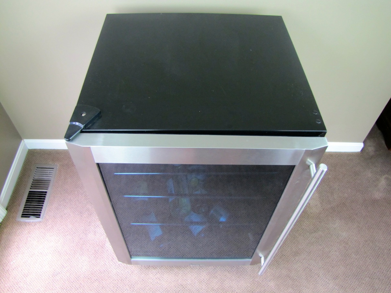 MagicChef Vissani 5.8 cu. ft. Beverage Cooler. EBTH