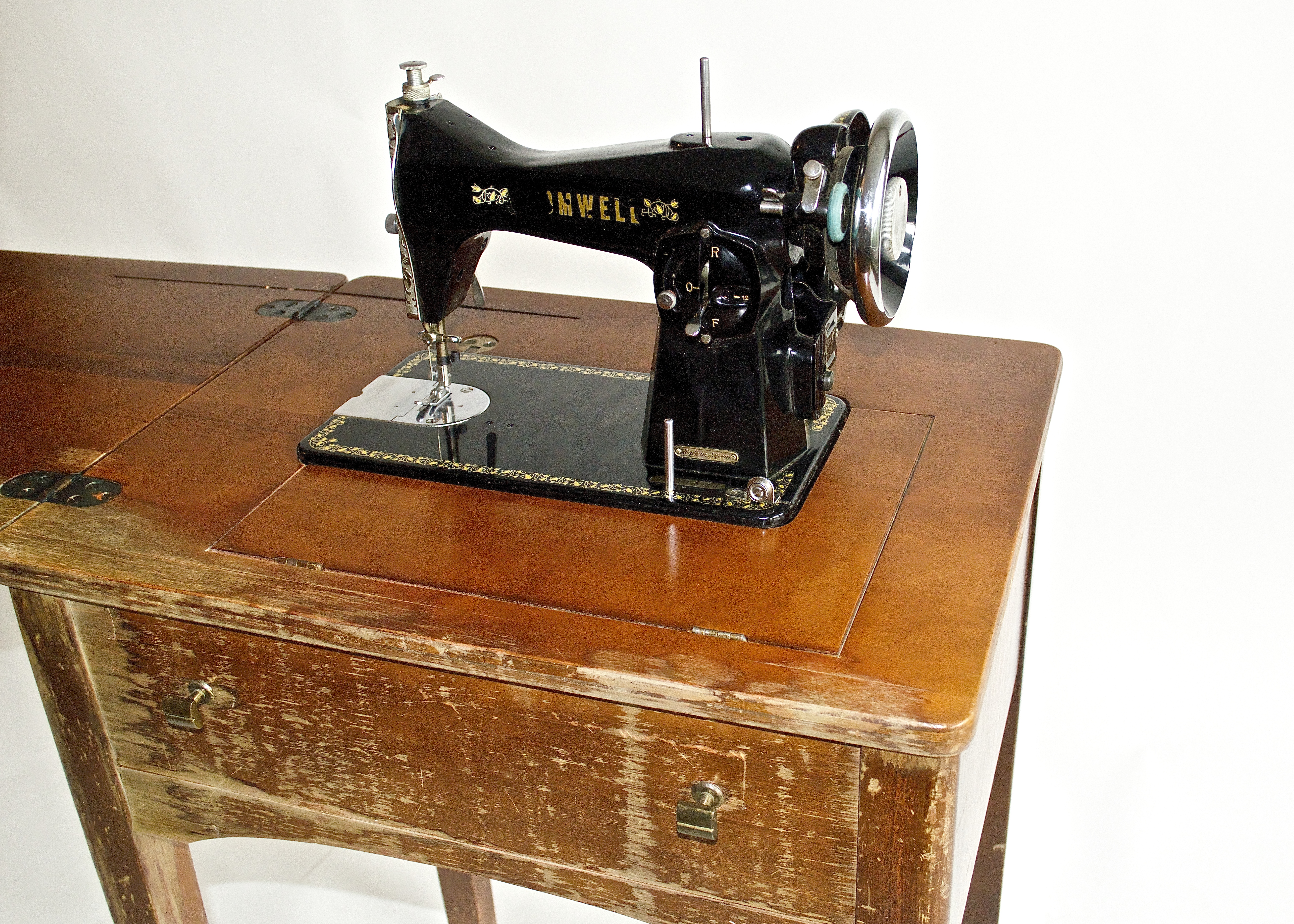 Vintage 1930s Cromwell Sewing Machine | EBTH