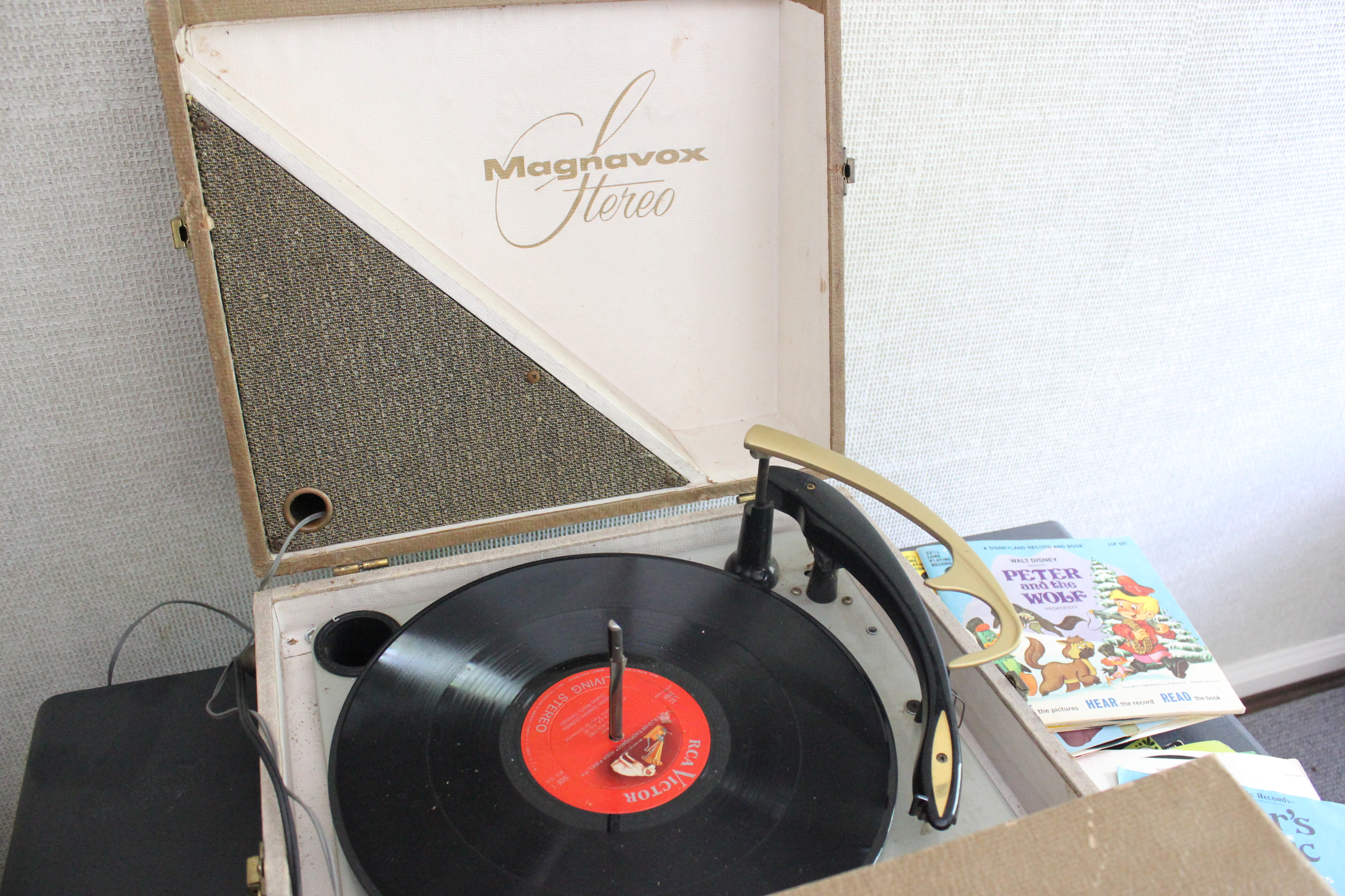 Vintage Magnavox Hero Stereophonic Record Player With Records | EBTH