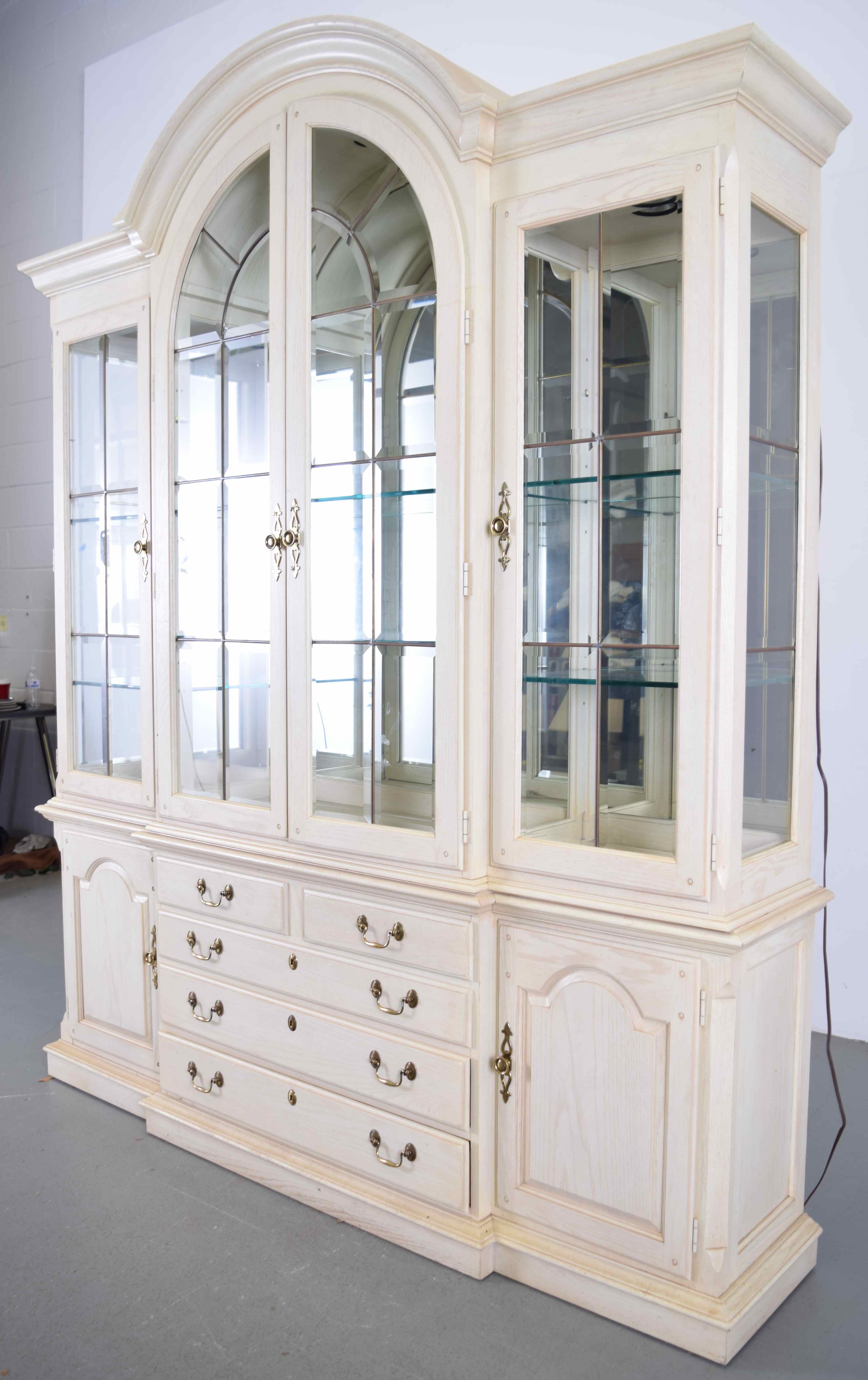 Thomasville French Country China Cabinet | EBTH