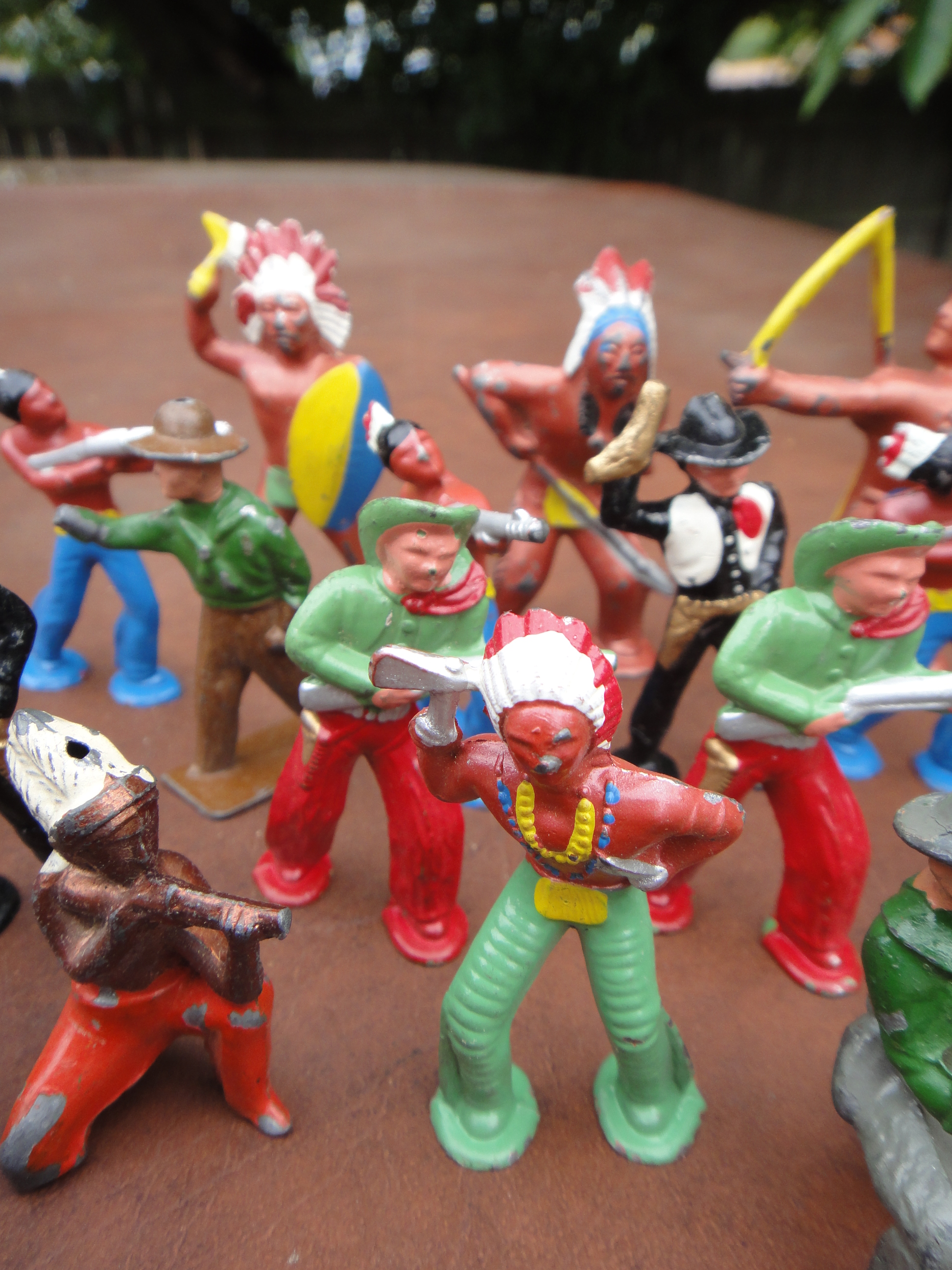 Vintage Metal Toy Cowboys & Indians EBTH