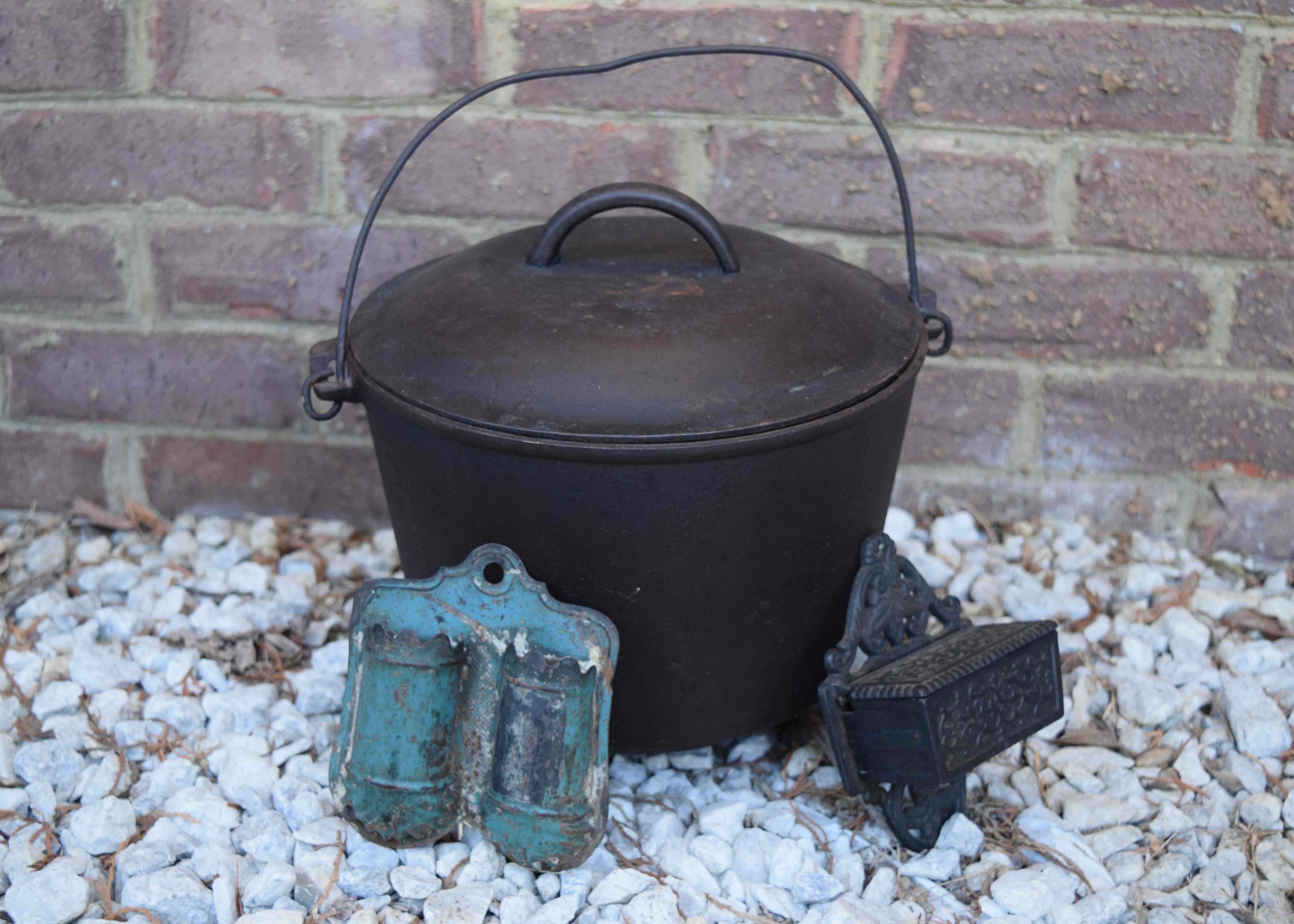 Vintage Cast Iron Pot with Lid EBTH