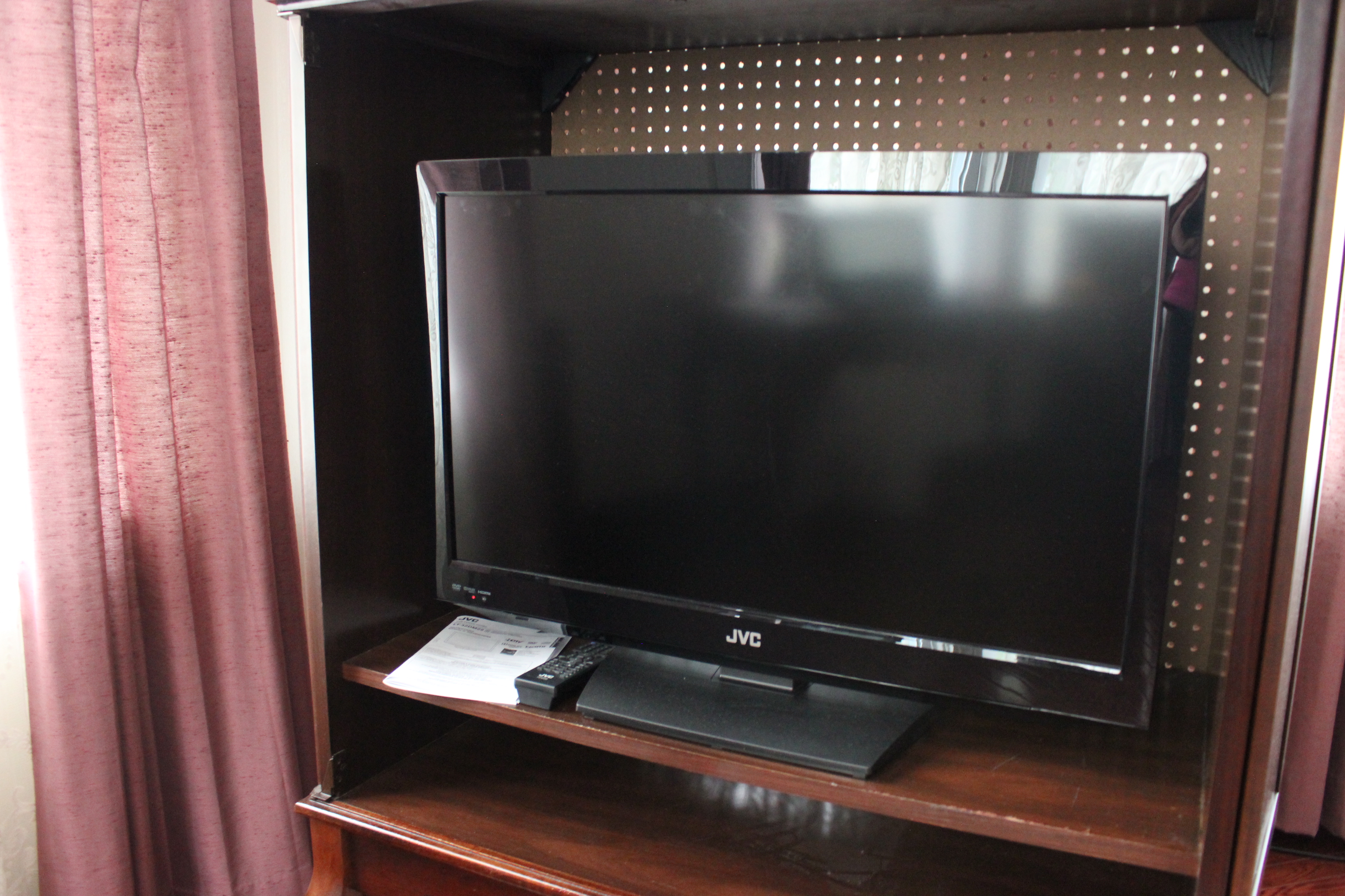 32" JVC LCD Flat Screen TV/DVD Combo EBTH