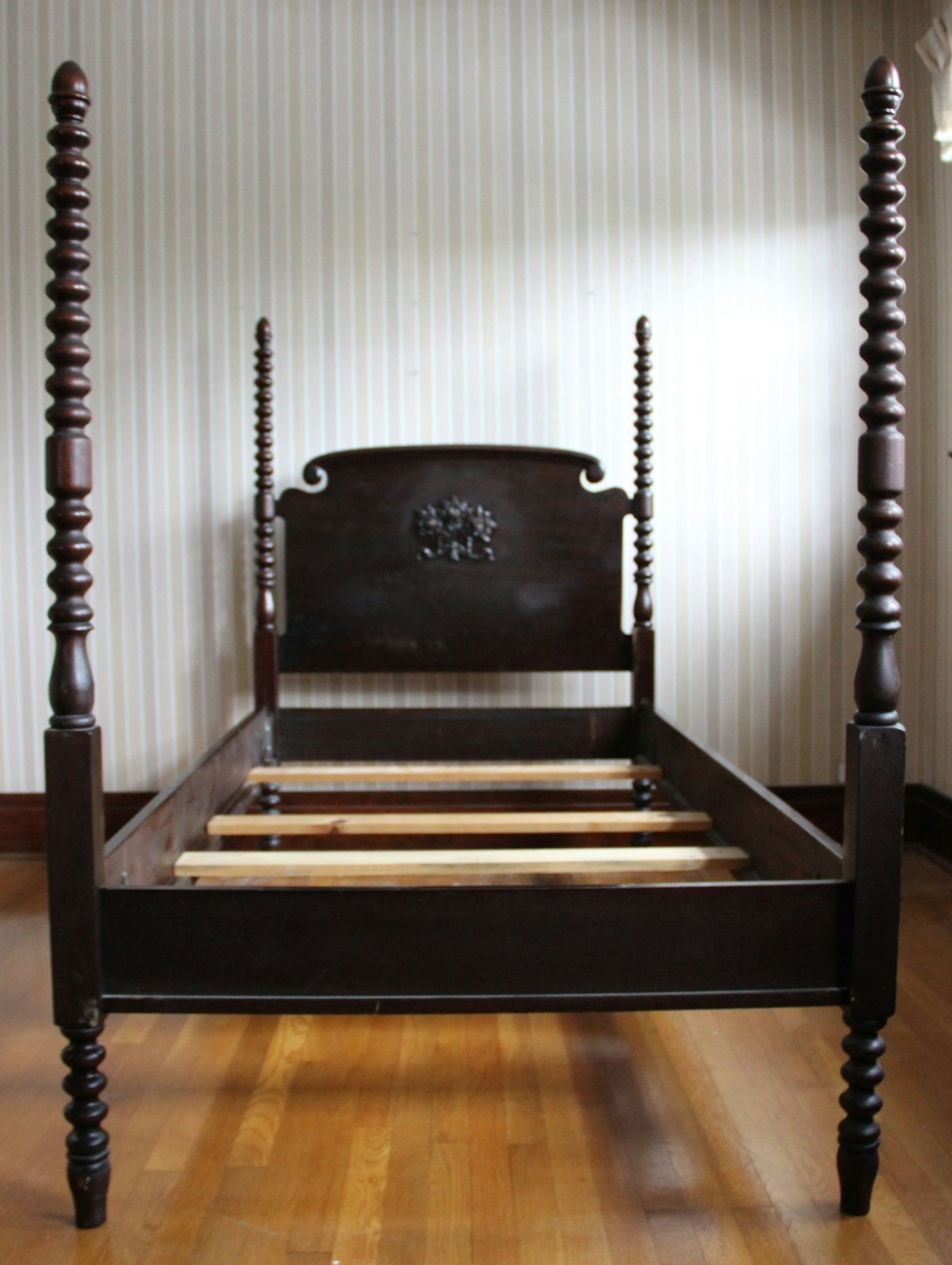 Pair of Antique Spindle Post Twin Beds EBTH