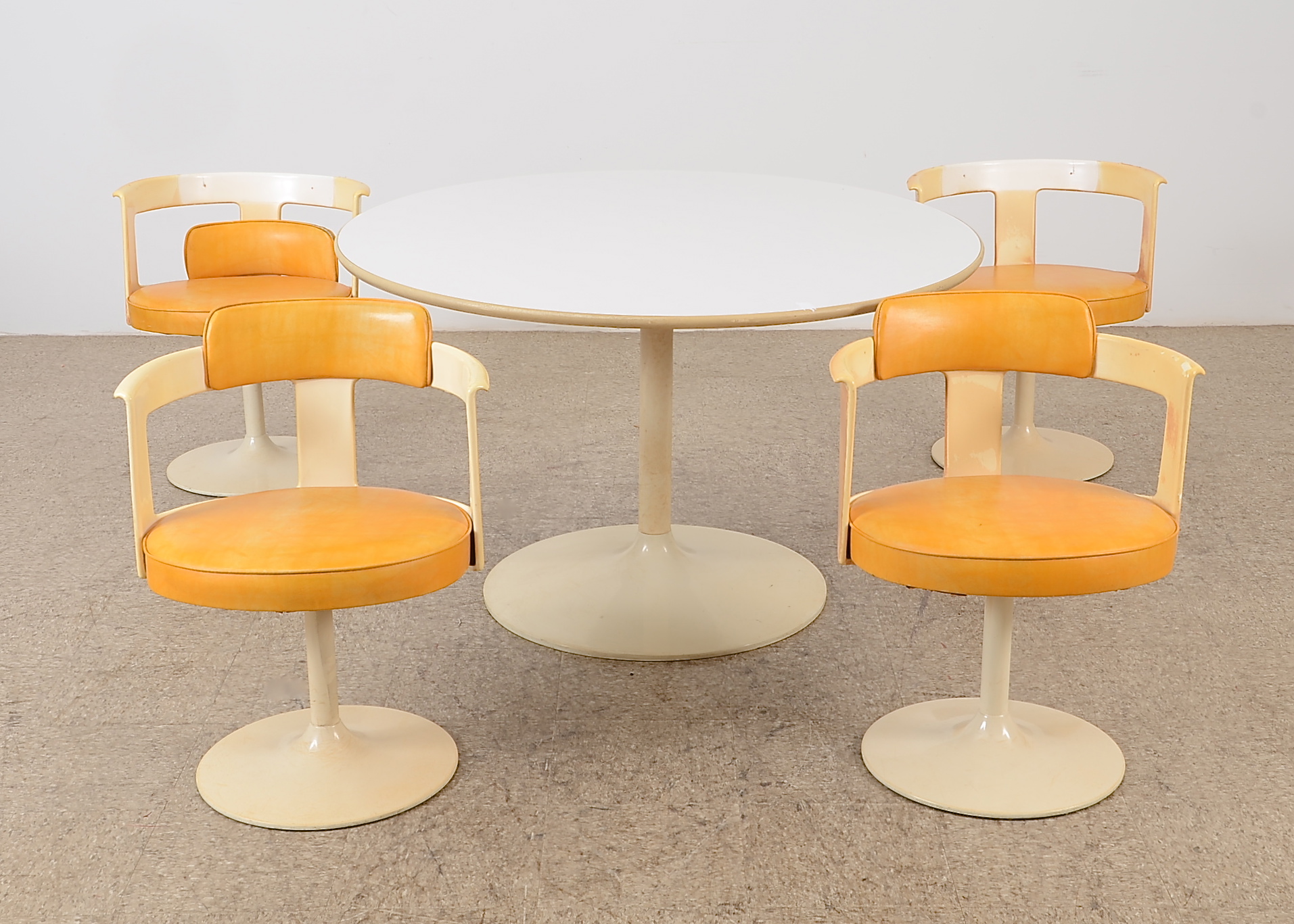 Tulip Style Dining Table and Chairs by Daystrom Furniture EBTH