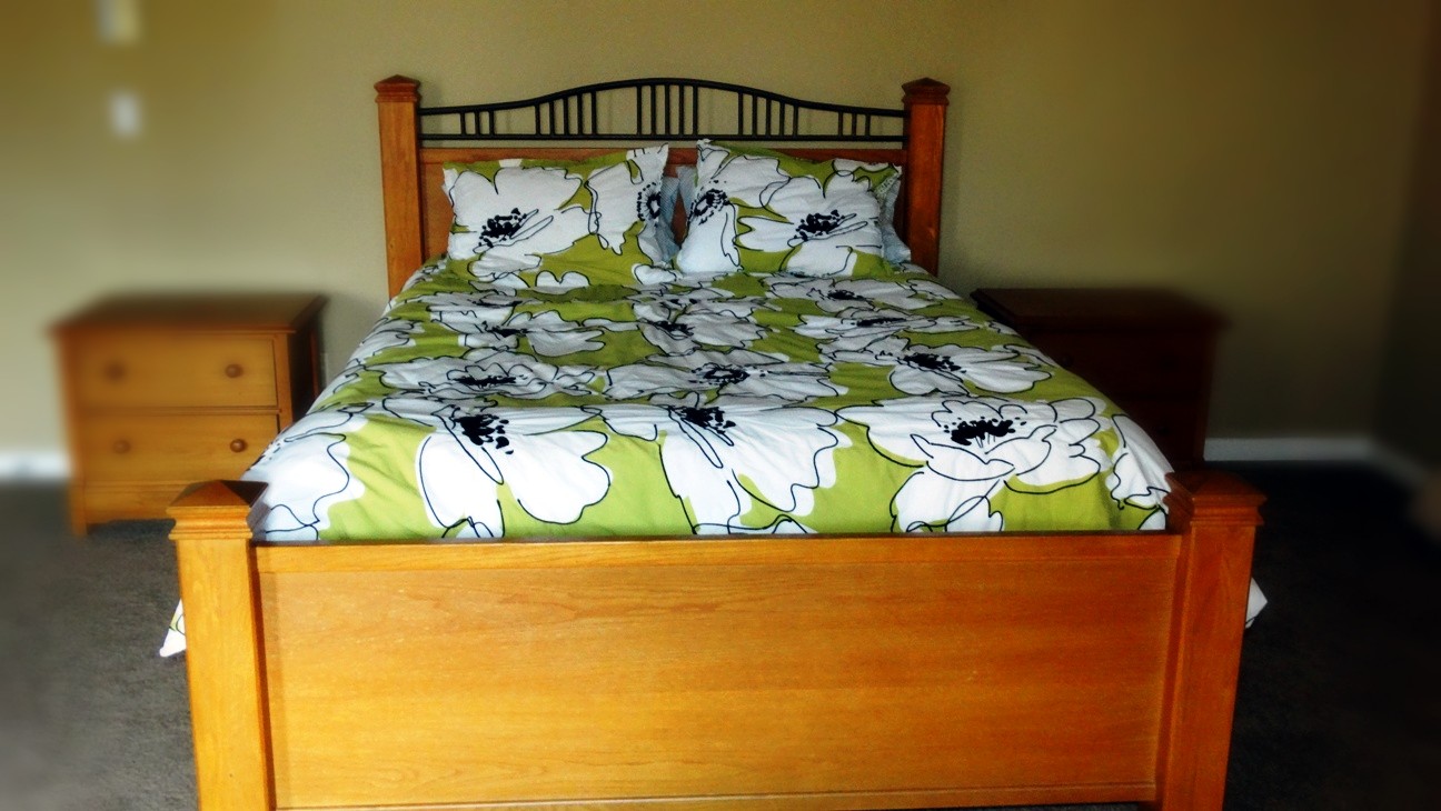 Impressions by Thomasville Queen Size Bed | EBTH