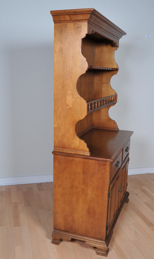 Early American Style Keller Hutch EBTH