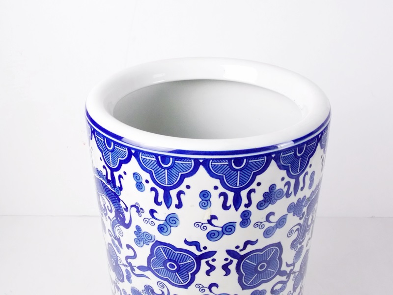 An Attractive Blue and White Chinese Umbrella Stand EBTH