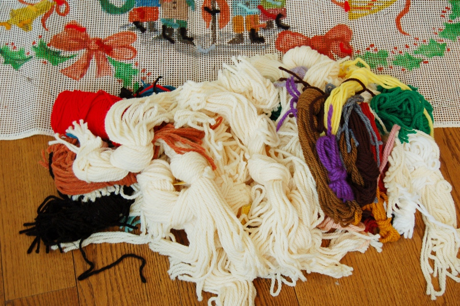 Needlepoint Christmas Tree Skirt Project with Yarn | EBTH