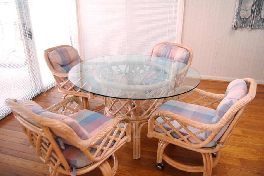 Lane Venture Round Glass Rattan Dining Table and Armchairs EBTH
