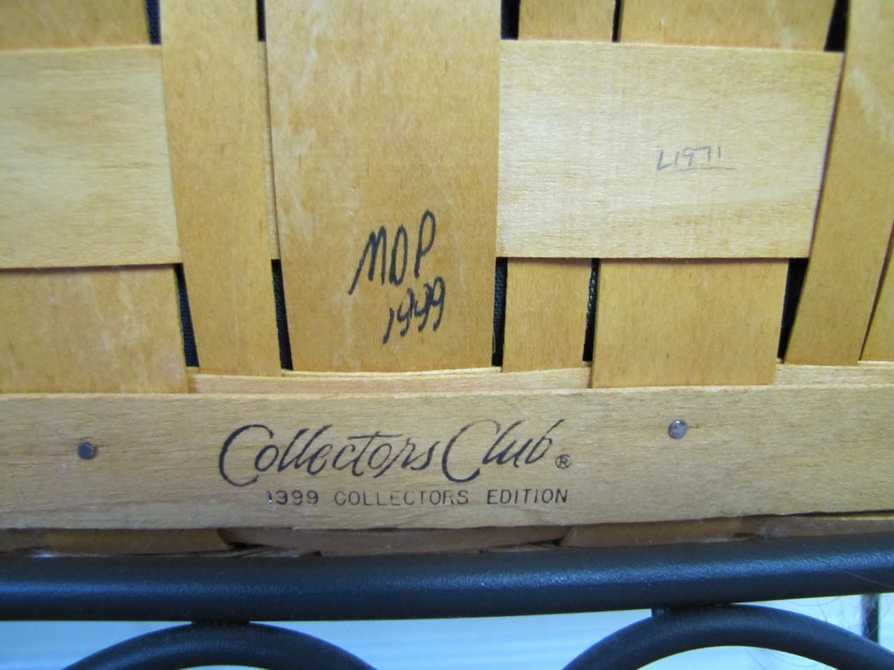 Longaberger Picnic Basket Set with Wrought Iron Stand and Inserts EBTH