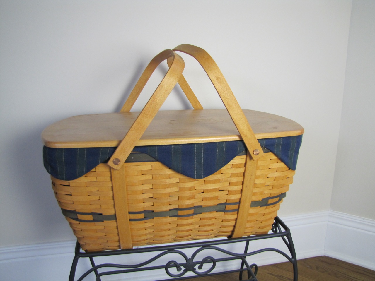 Longaberger Picnic Basket Set with Wrought Iron Stand and Inserts EBTH