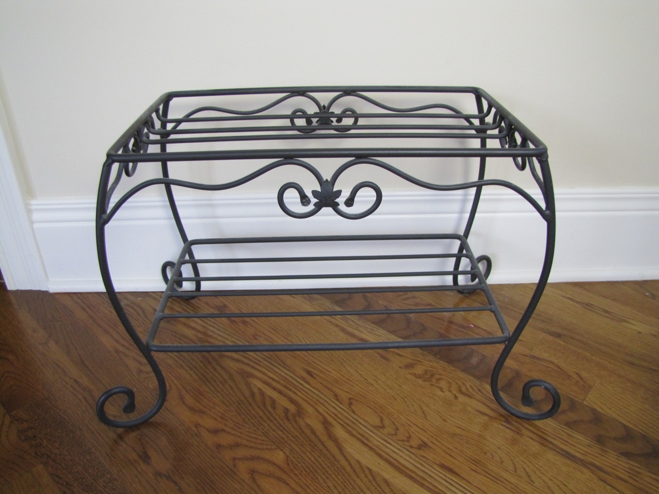 Longaberger Picnic Basket Set with Wrought Iron Stand and Inserts EBTH