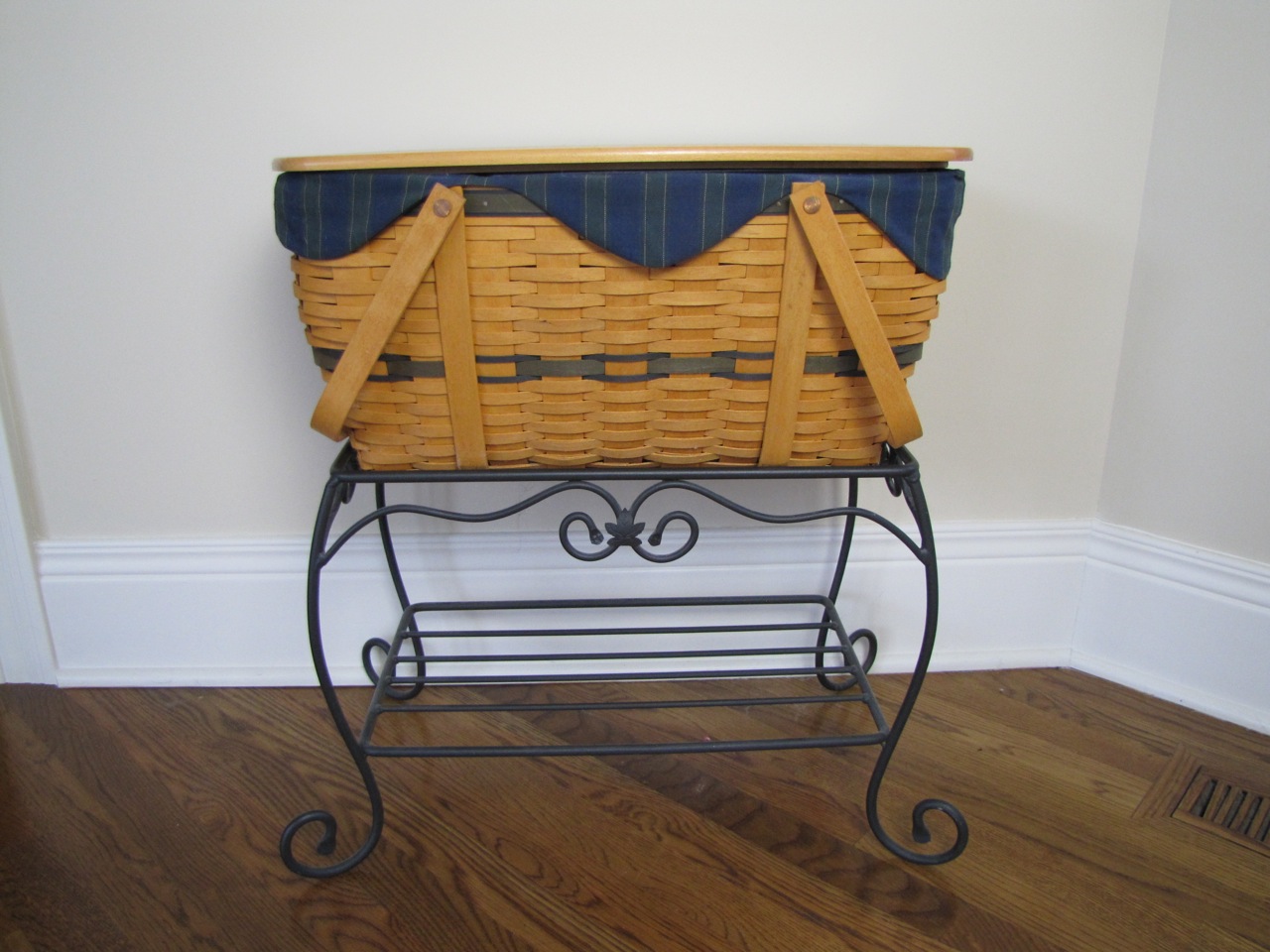 Longaberger Picnic Basket Set with Wrought Iron Stand and Inserts EBTH