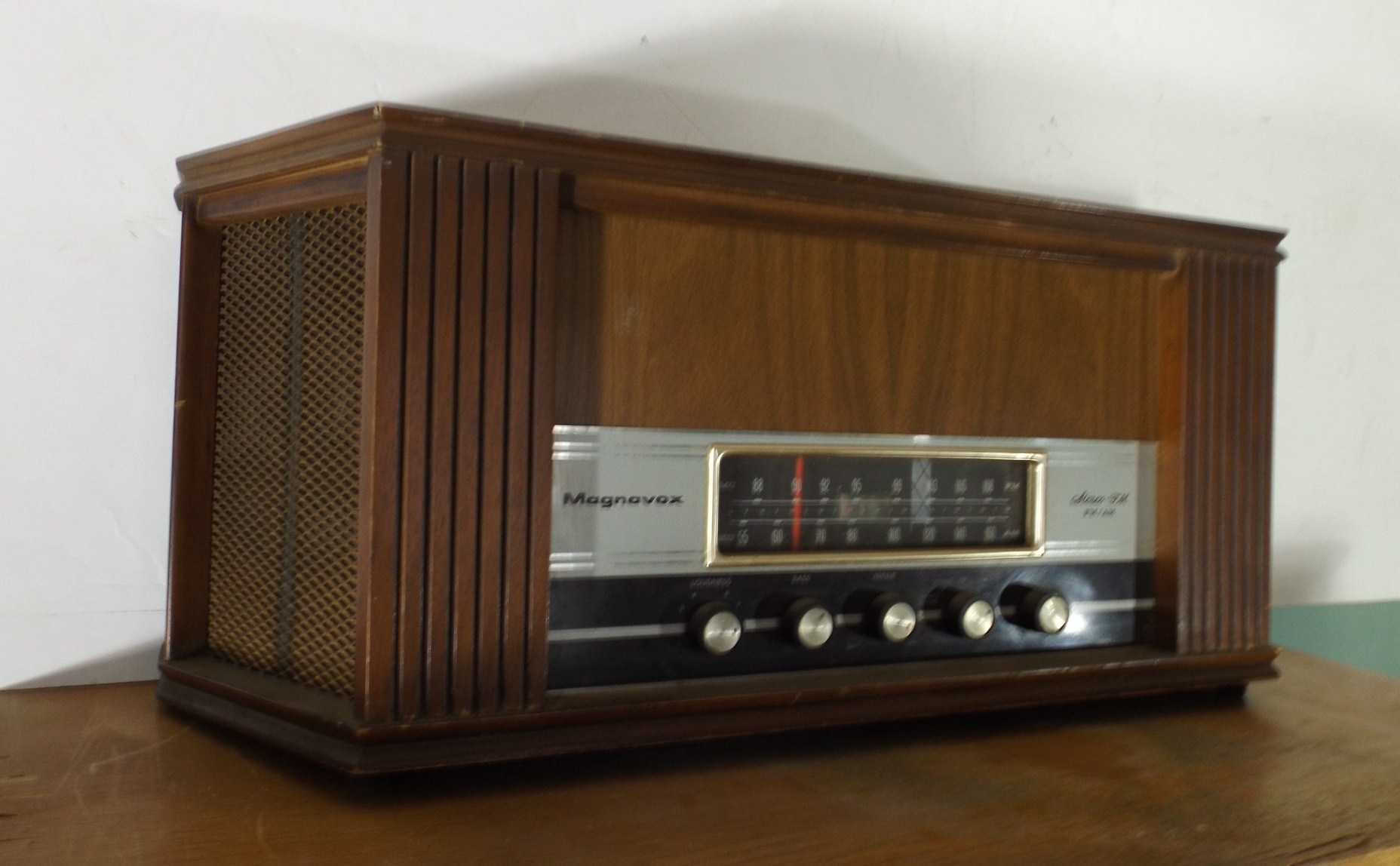 Vintage Magnavox AM/FM Tube Radio EBTH