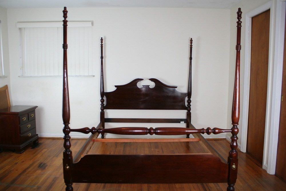 Thomasville Four Poster Cherry Bed (Oueen Size) EBTH
