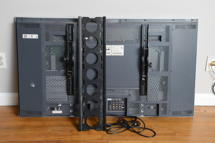 42-sanyo-vizon-flat-panel-television-with-wall-mount-ebth