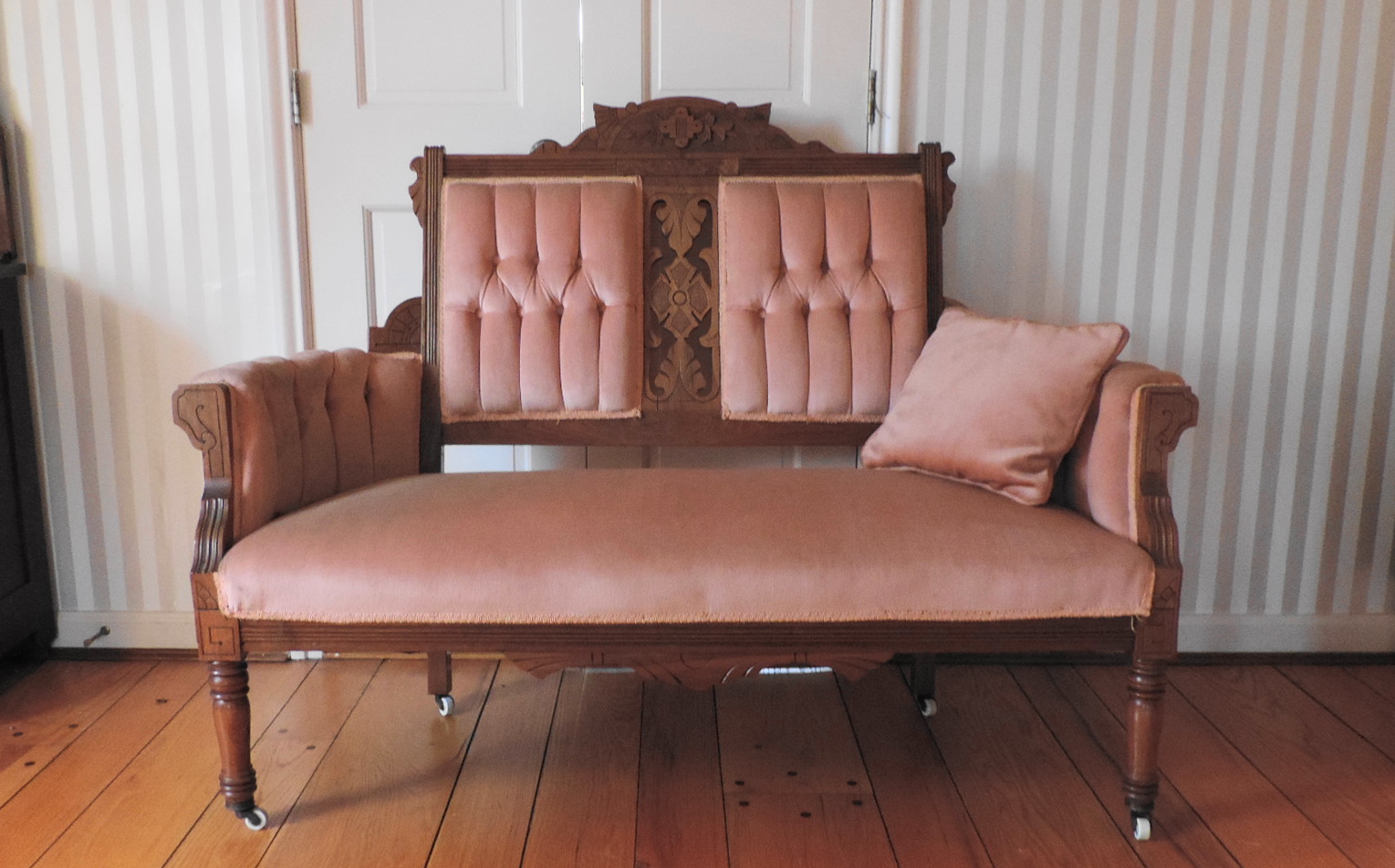 Antique Eastlake Victorian Walnut Settee EBTH