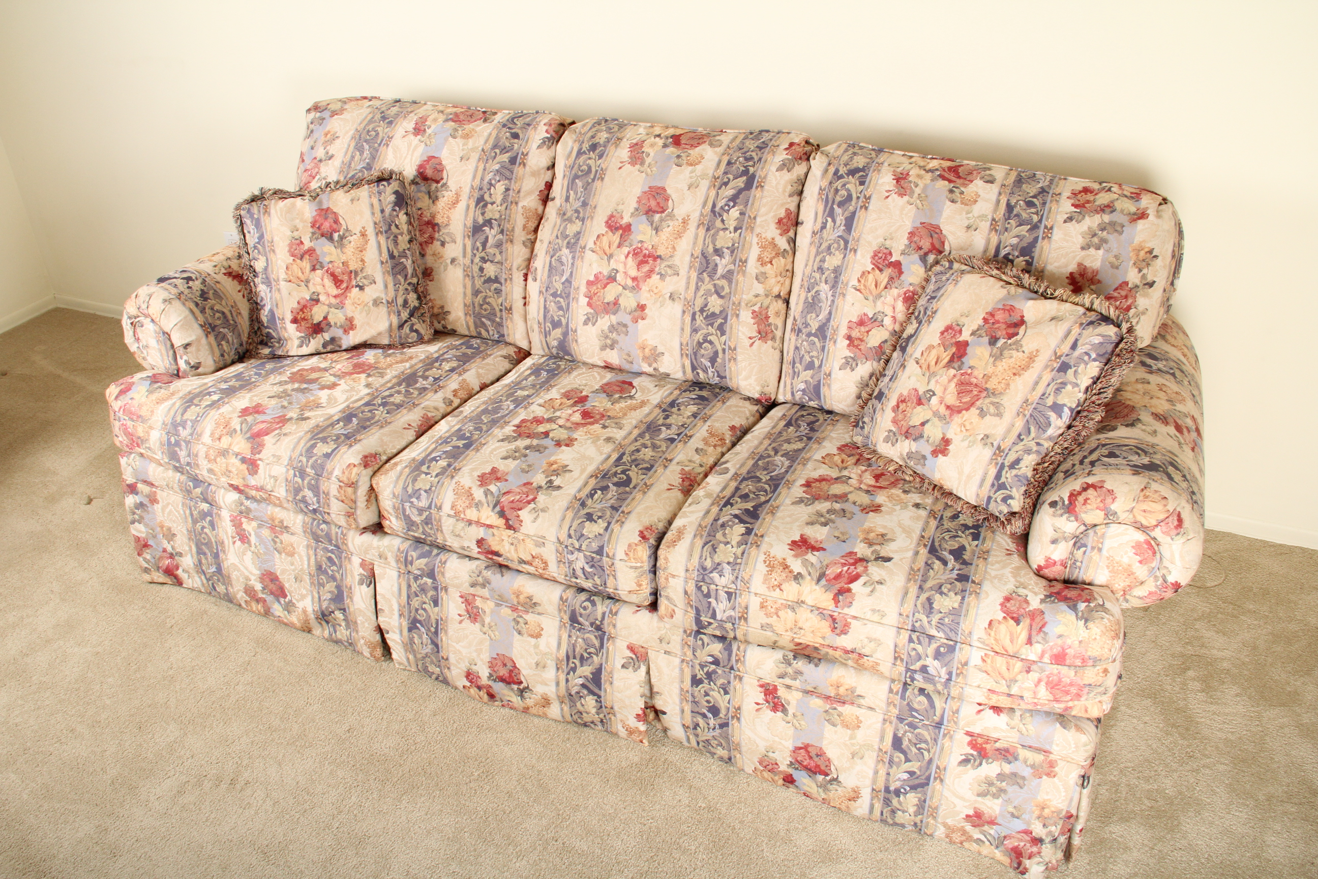 Traditional Style Floral Patterned Sofa EBTH