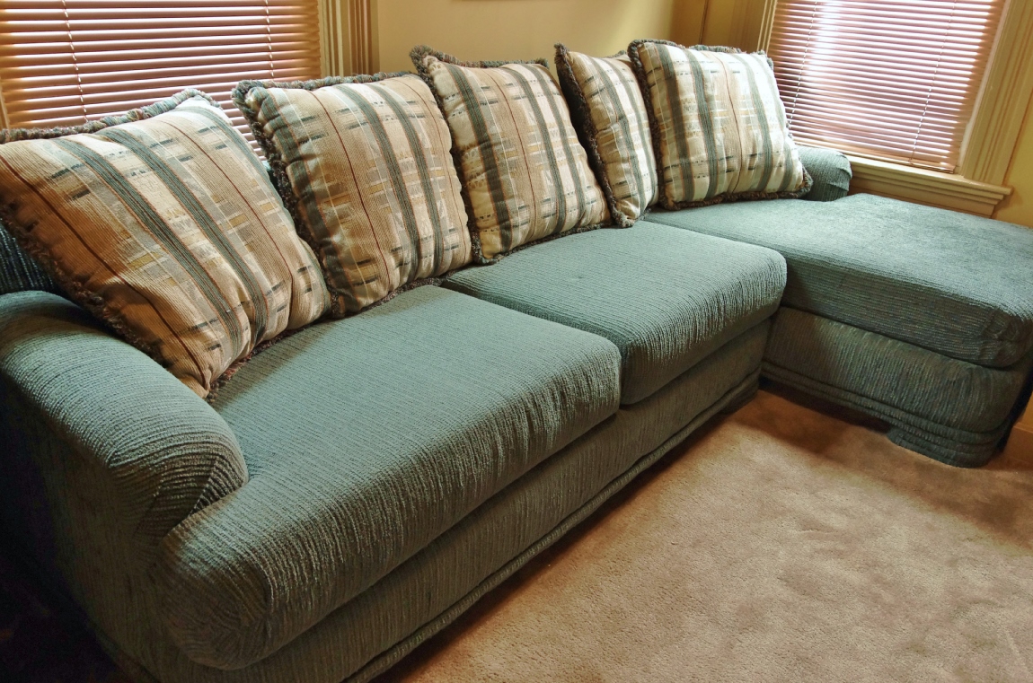 Vintage Kroehler Turquoise Chenille Sectional Sofa | EBTH