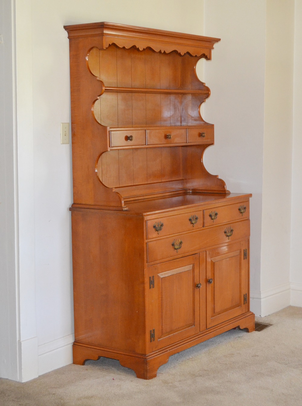 1950s "Lancaster County" Maple China Hutch by Willett Furniture EBTH