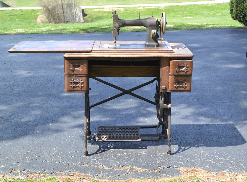 1909 White Family Rotary Treadle Sewing Machine In Twig Cabinet
