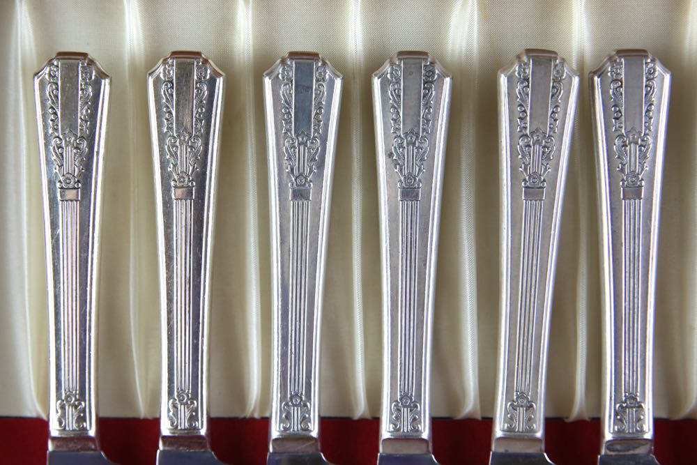 Oneida "Lido" Silver Plated Flatware EBTH