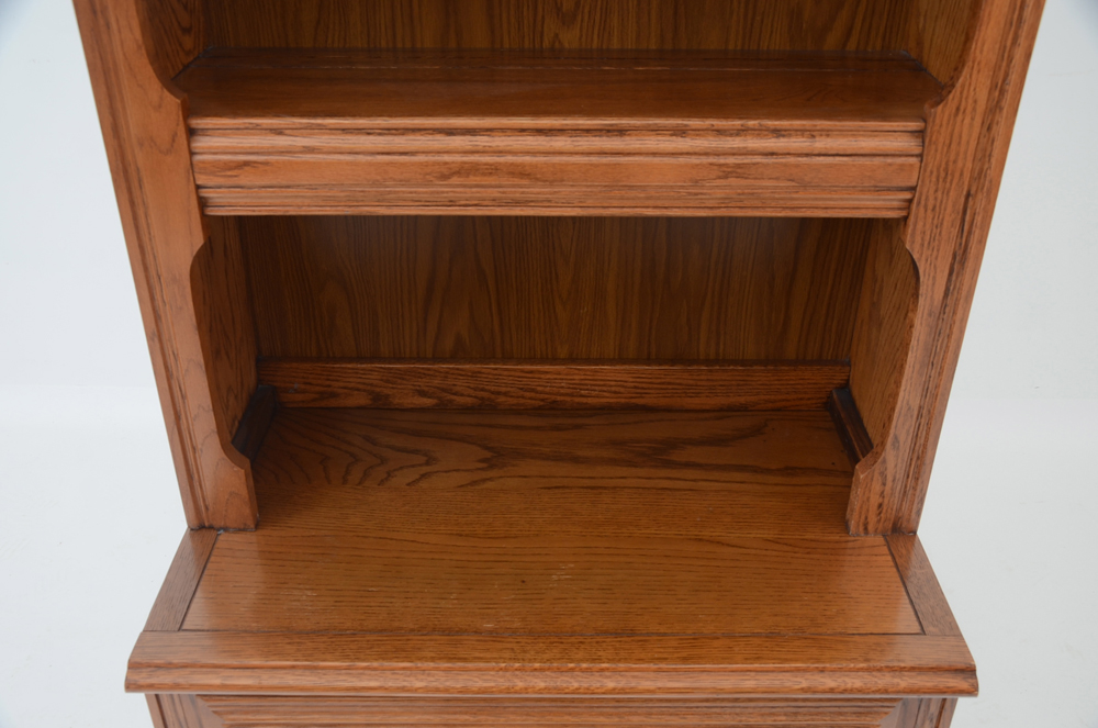 Young Hinkle Oak Bachelor Chest and Hutch EBTH