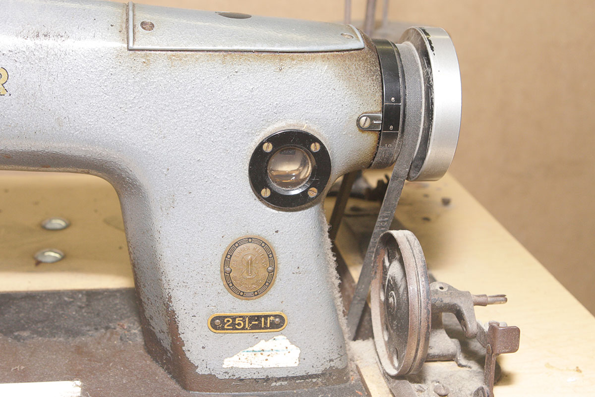 Singer 25111 Industrial Sewing Machine with Table EBTH