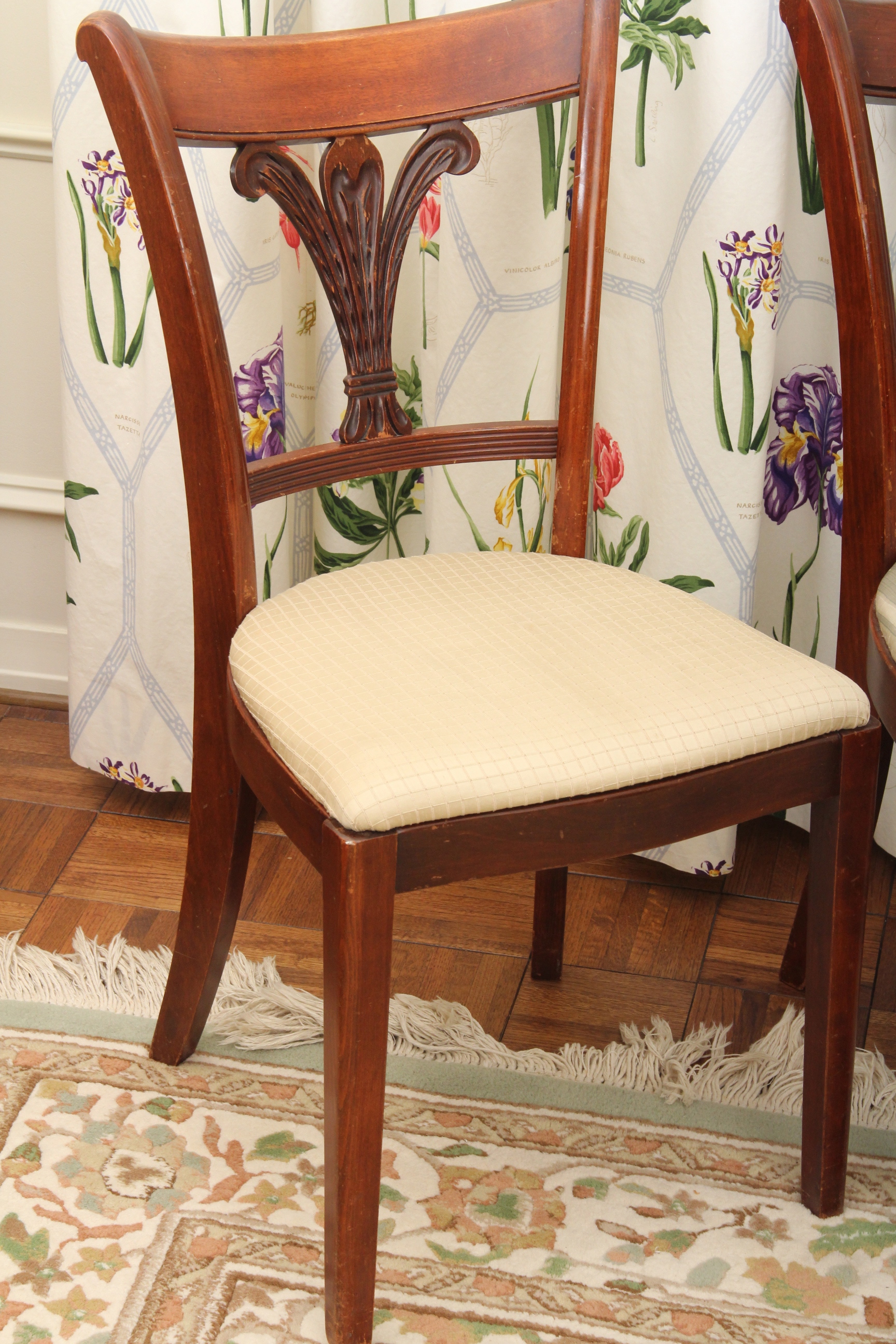 Duncan Phyfe Style Dining Room Table and Chairs | EBTH