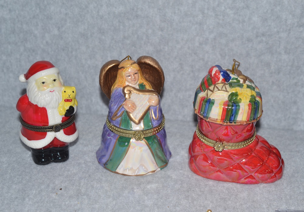 1928 and Spode Holiday Pins with Other Items | EBTH