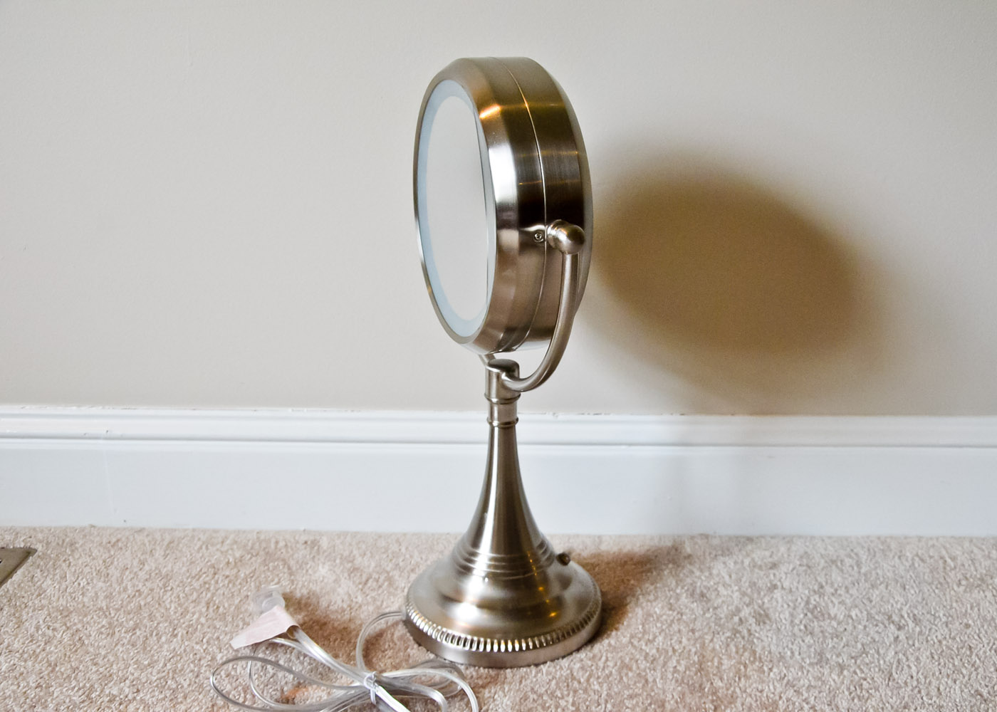 Intertek Lighted Vanity Mirror With Magnifier EBTH