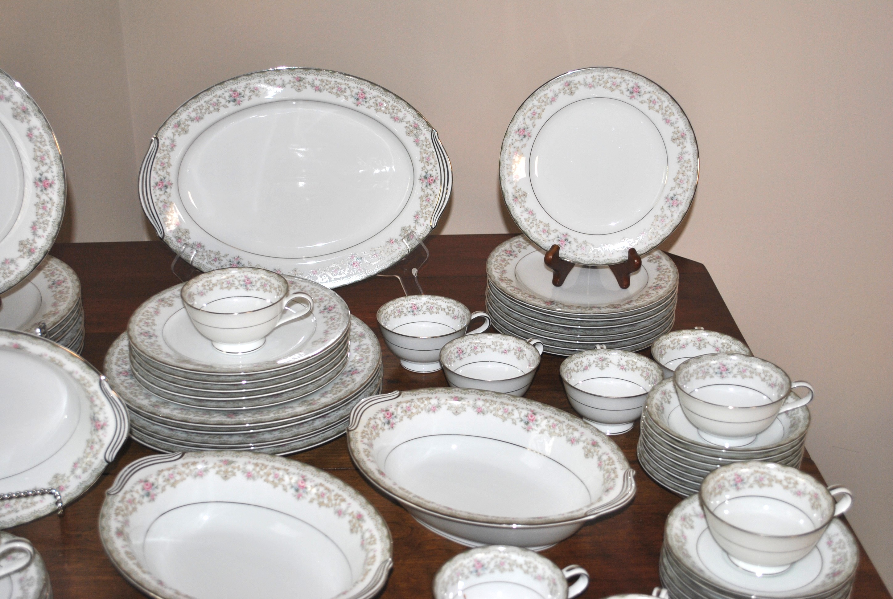 Noritake "Edgewood" China Set with Serving Pieces EBTH