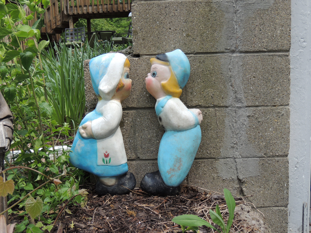 Dutch Kissing Boy And Girl Cement Lawn Ornaments EBTH   DSCN9317 