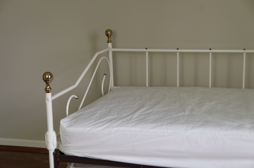 Antique White Metal Day Bed with Trundle EBTH