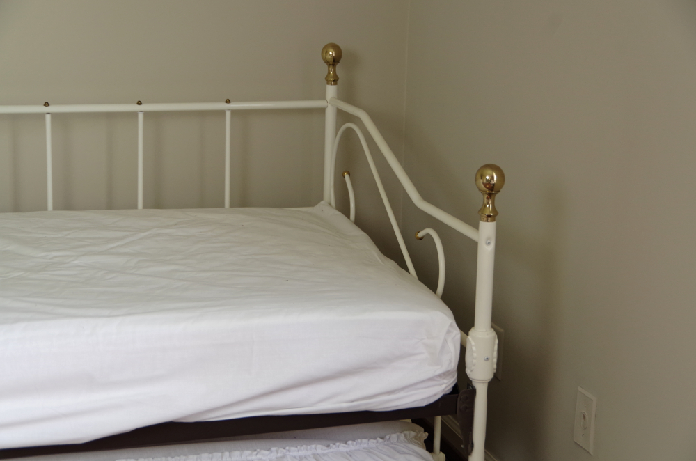 Antique White Metal Day Bed with Trundle EBTH