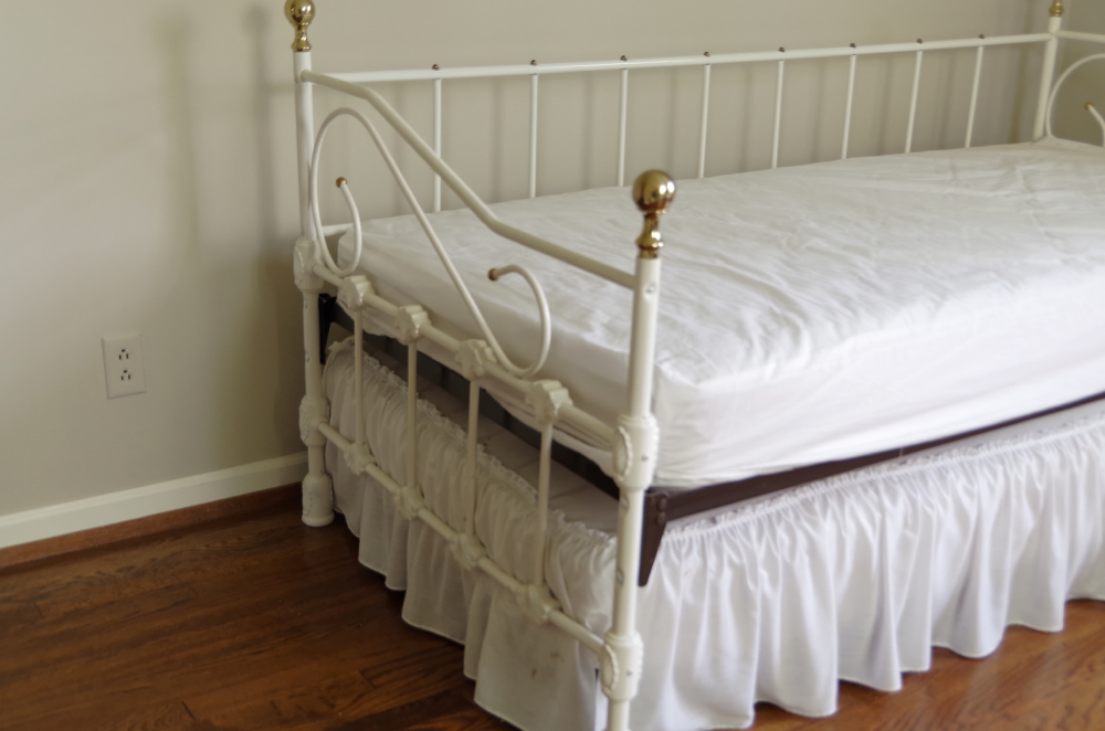 Antique White Metal Day Bed with Trundle EBTH