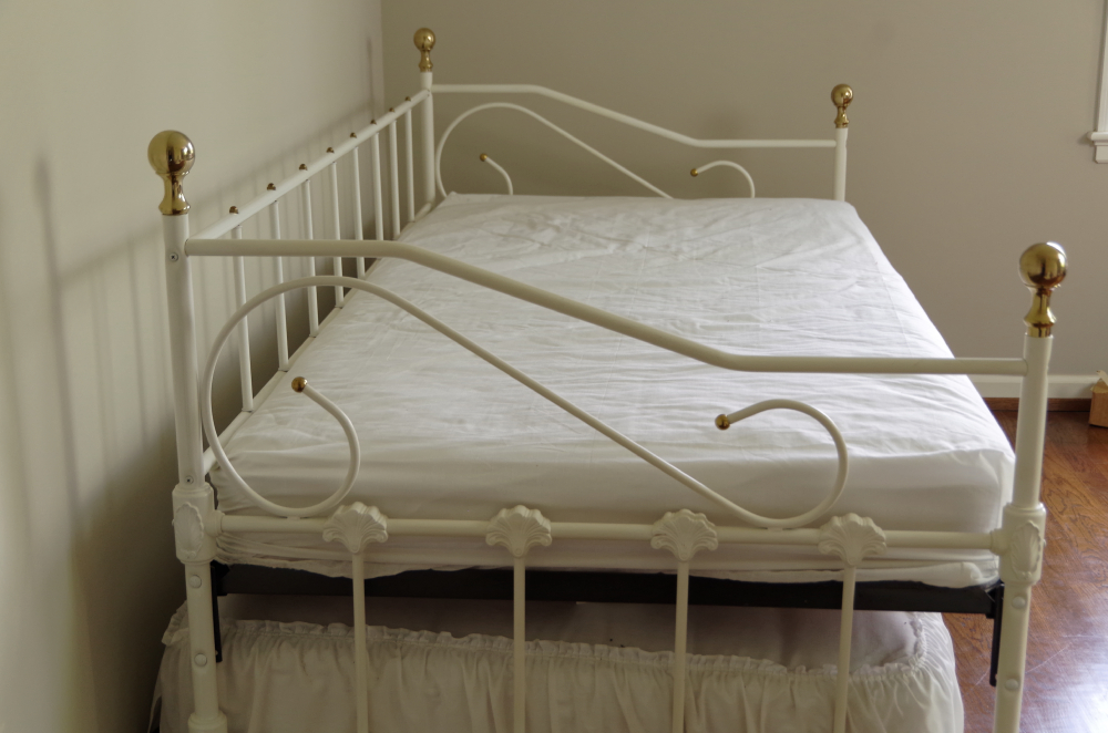 Antique White Metal Day Bed with Trundle EBTH