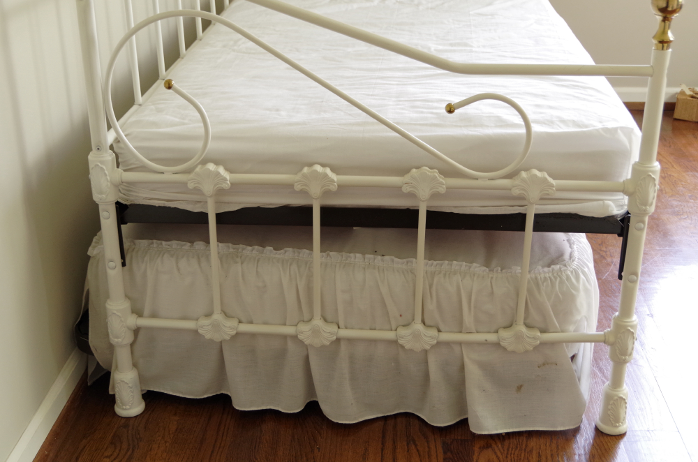 Antique White Metal Day Bed with Trundle EBTH