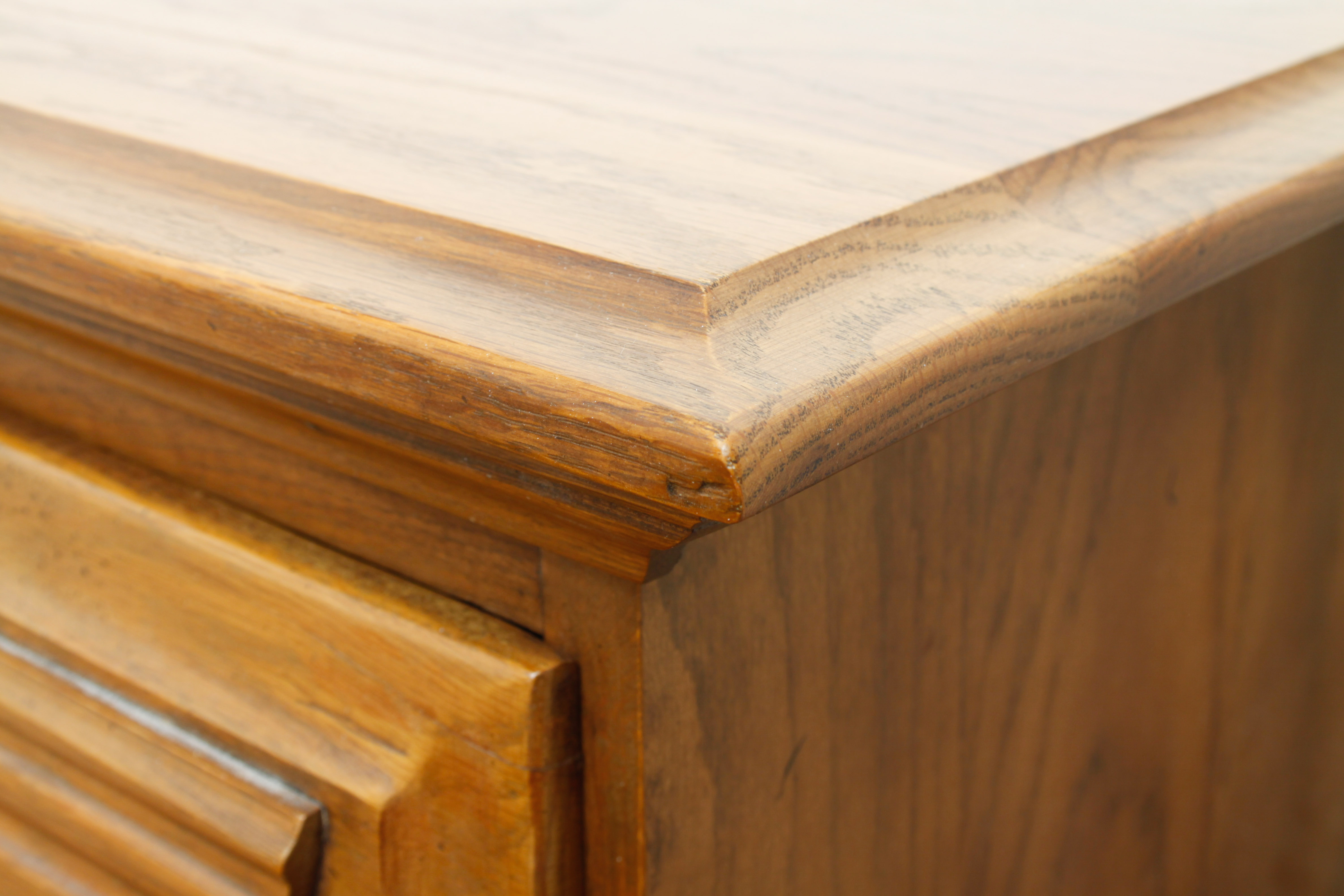 YoungHinkle Oak Chest of Drawers EBTH