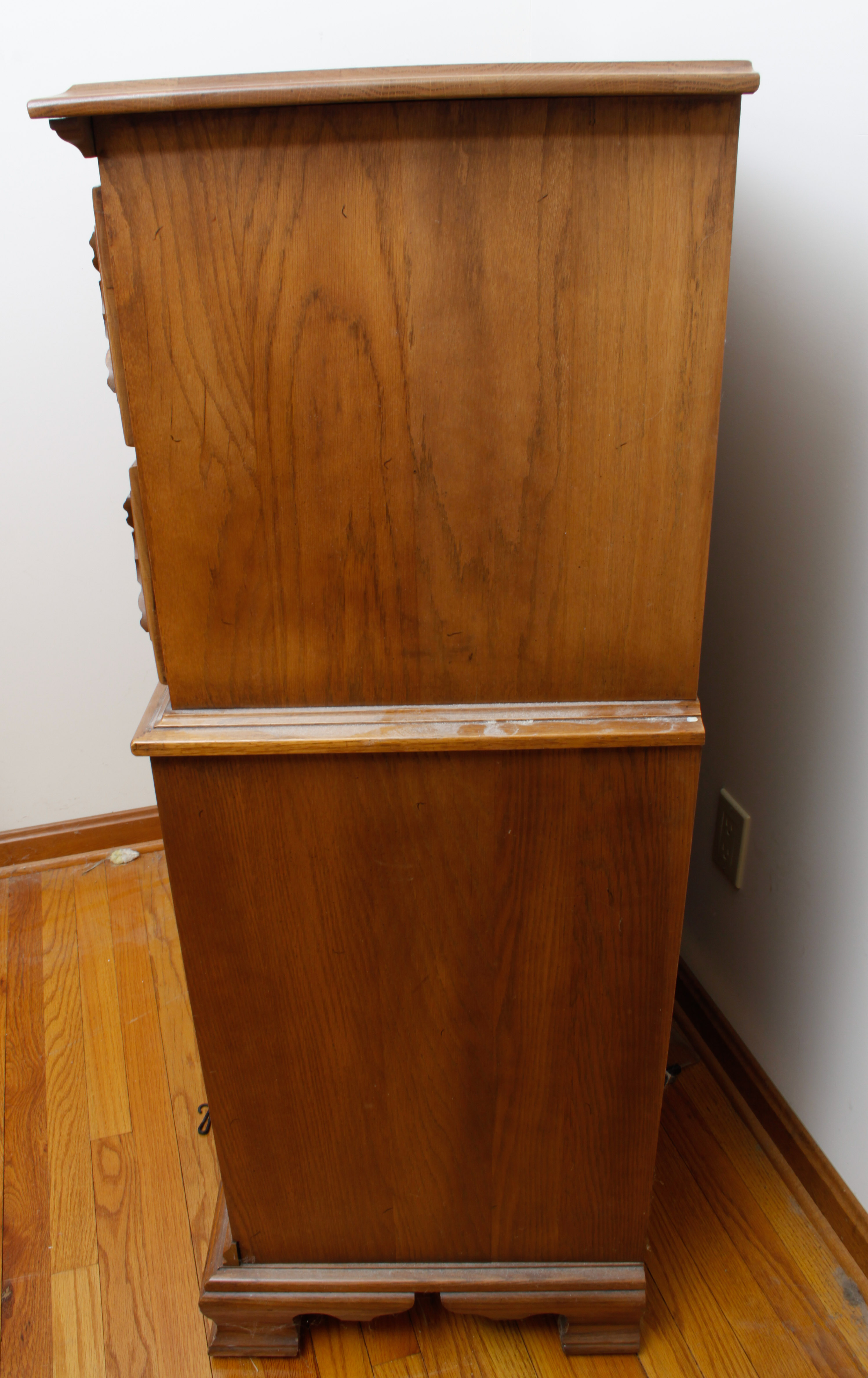 YoungHinkle Oak Chest of Drawers EBTH