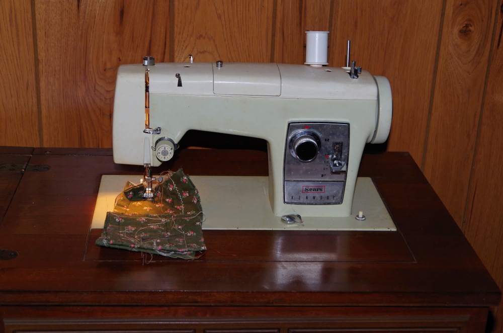 Vintage Sears Kenmore Sewing Machine in EBTH