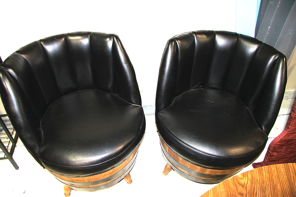 Barrel Game Table with Matching Chairs | EBTH