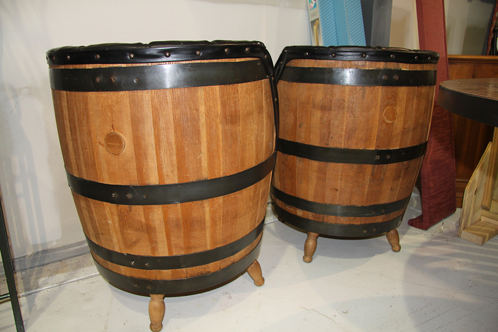Barrel Game Table with Matching Chairs EBTH