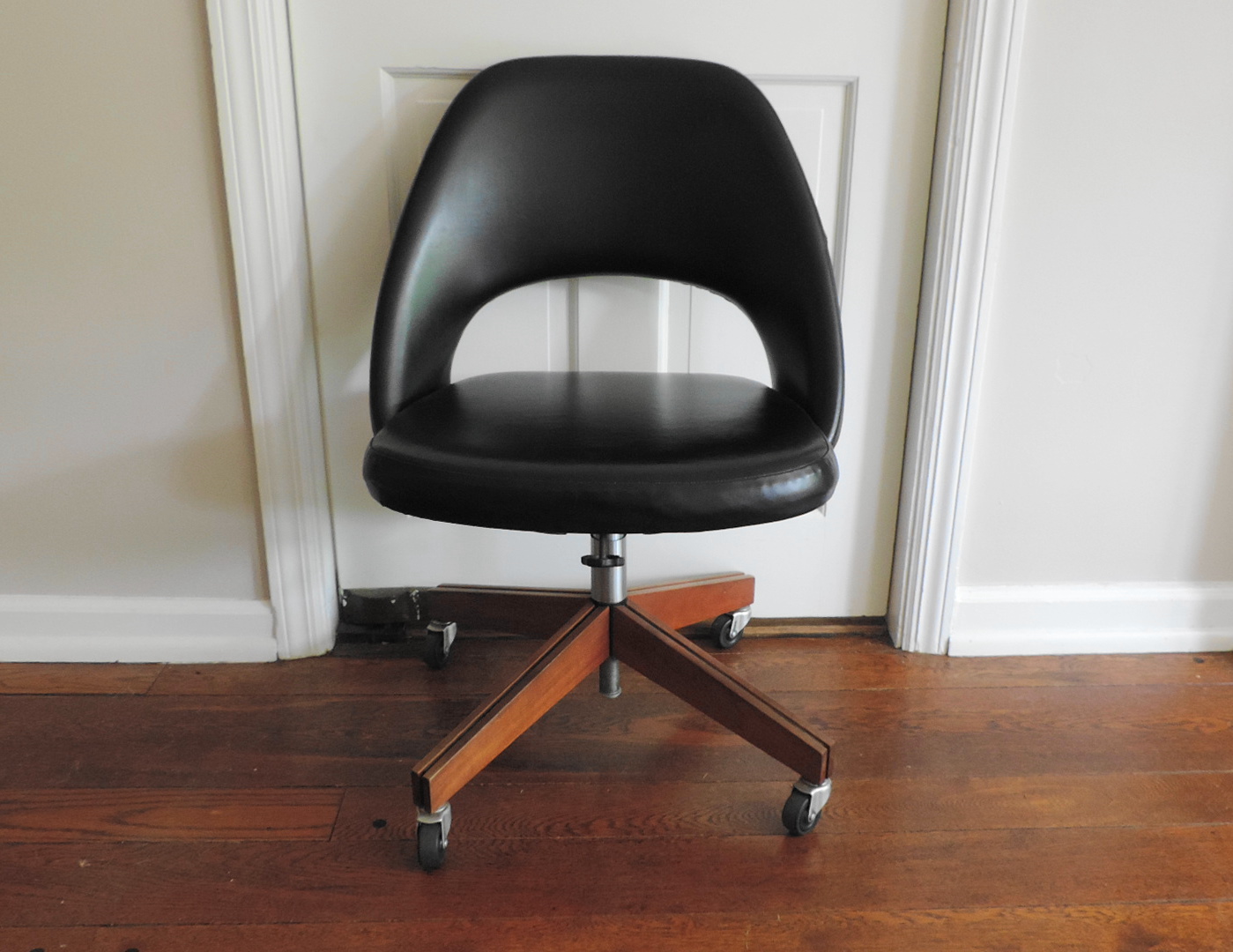 Mid Century Modern Style Saarinen For Knoll Swivel Desk Chair Ebth