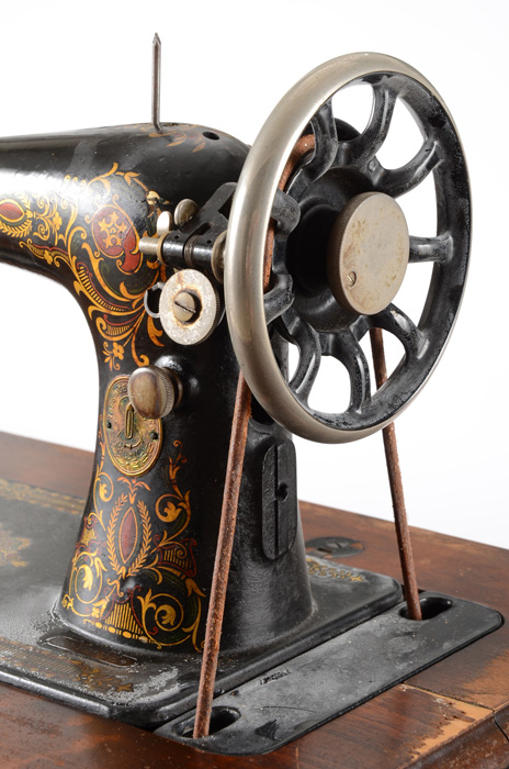 Antique Singer Pedal Sewing Machine | EBTH